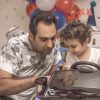 عکاسی تخصصی کودک در مشهد عکاسی تخصصی کودک در مشهد توسط تیم مجرب آرزو کیانی ما در این مجموعه سعی در ارائه بهترین با خدمات با بهترین کیفیت و قیمت مناسب را به شما عزیزان داریم . نمونه عکس های مارا در گالری قرار گرفته در این صفحه میتوانید مشاهده بنمایید . ما برای شما تیمی مجرب با بهترین تجهیزات آماده کرده ایم تا بتوانیم لحظات ناب کودکانتان را برای شما ماندگار کنیم . روزهای کودکی عزیزان مان بسیار سریع طی میگردد و بهتر است قبل از اینکه این روز های زیبا به پایان برسد ما را در ثبت این لحظات ناب همراه خودتان بنمایید . تمامی ما میدانی مدر این روزگار تکنولوژی برای ثبت لحظاتمان با انواع روش های مختلفی به کمکمان آمده است . و خودتان هم میتوانید که با تلفن همراه در دستتان عکس هایی را ثبت نمایید . ولی با توجه به زمانی که ما به تحصیل و افزایش مهارت و تخصص در این زمینه گزاشته ایم و تجاربی که کسب کرده ایم میتوانیم این لحظات را با کیفیت کمی بهتر و صمیمی تر از شما عزیزان ثبت کنیم . همانطور که در گذشته احتمالا شنیده اید میگفتند که کمرنگ ترین خودکار ها از قوی تری نحافظه هخا ماندگار ترند و ما برای یاداوری به شما میگوییم که عکس های چاپ شده شما از عکس های داخل سیستم و گوشی هایتان حتما و قطعا برایتان ماندگار تر خواهند بود . ما در تخصصی ترین دوره ها آموزش دیده ایم تا برای شما عزیزان لحظه های خوب را به بهترین نحو ثبت کنیم و از همه مهمتر آرامش و سلامت نوزادان و کودکان شمارا در حین عکاسی به خطر نیاندازیم . مجموعه ی ما که بصورت تخصصی در زمینه عکاسی در مشهد فعالیت خودش را از 10 سال پیش تا کنون آغاز کرده است که سابقه همکاری با برند های مختلف را نیز داشته ایم اکنون برای ثبت لحظات شما توسط عکاسانمان بهترین شرایط را فراهم کرده ایم .
